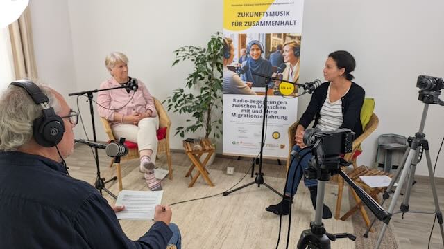 Victoria Mazuze Wendel und Dr. Hildegard Küllchen im Radio-Interview bei SIK e.V. Dresden