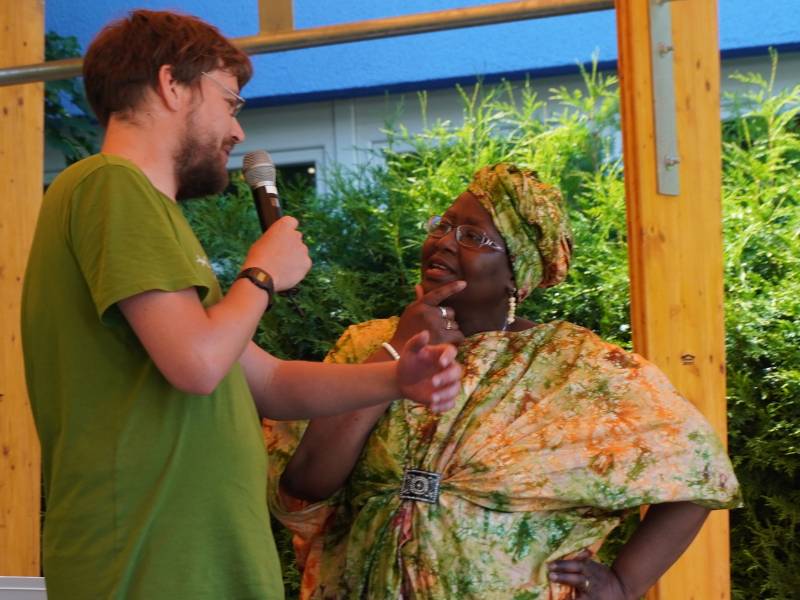 Christian Mädler von der Agenda 21 und Ramatu Leder Kamanda beim Interkulturellen Sommerfestival in Freiberg