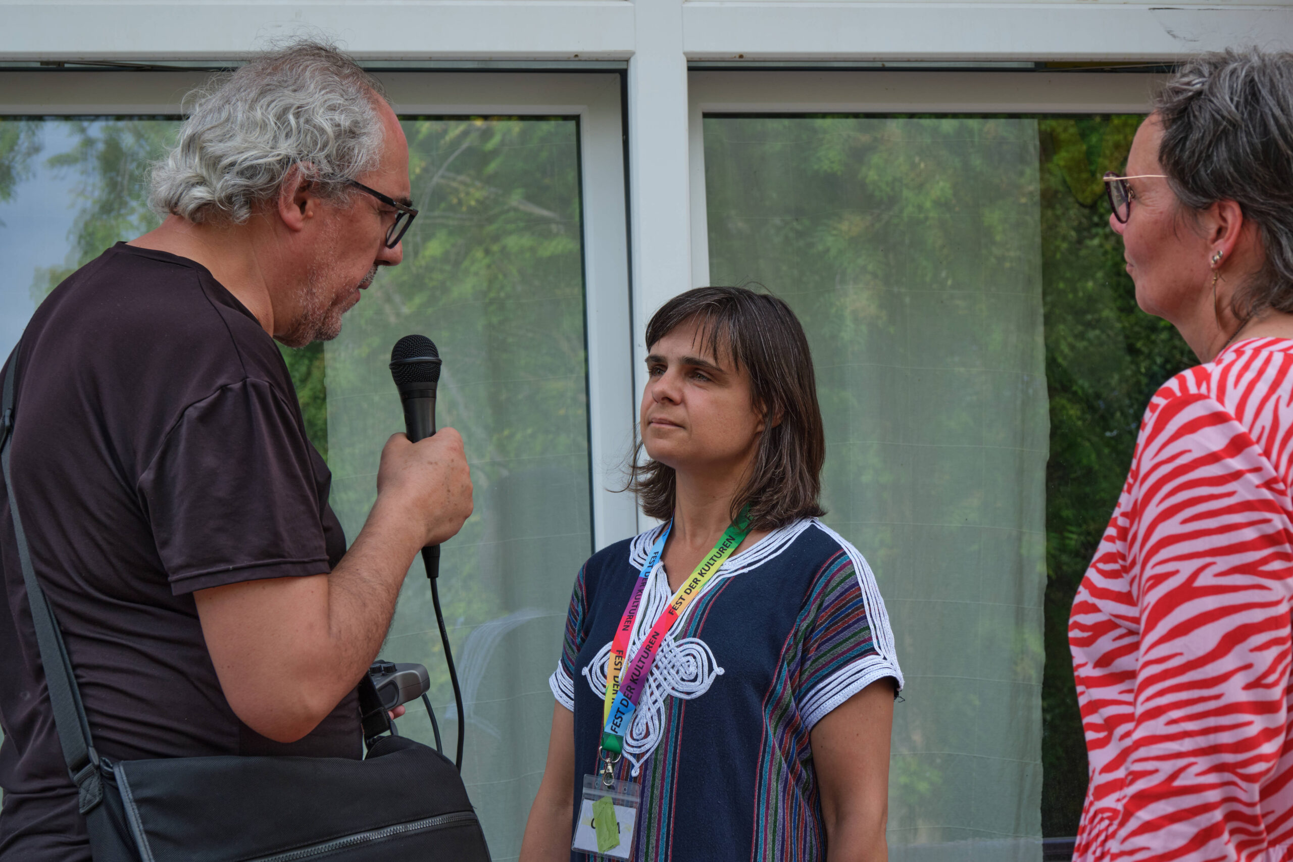 Victor Labra Holzapfel von SIK e.V. im Gespräch mit Naima Bouzoubaa von der Agenda 21 beim Interkulturellen Sommerfest in Freiberg
