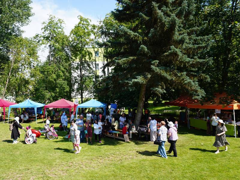 Interkulturelles Sommerfestival in Freiberg mit Besucherinnen und Besuchern im Garten