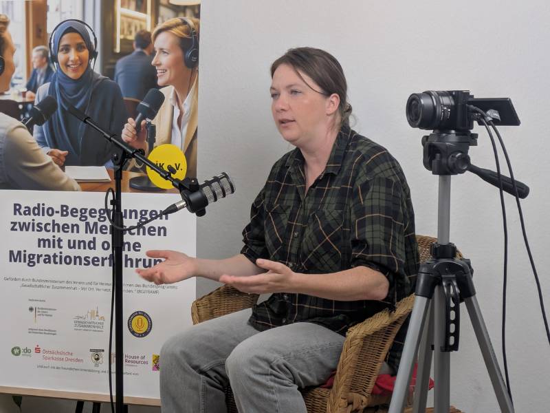 Irina Preuß spricht bei einer Interkulturellen Radiobegegnung von SIK e.V. über Migration, Identität und gesellschaftlichen Zusammenhalt.