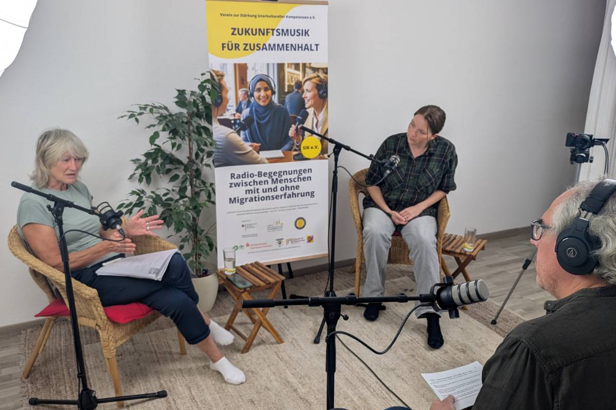 Ines Braunsdorf und Irina Preuß im Gespräch mit Moderator Victor Labra Holzapfel im Studio von SIK e.V. in Dresden