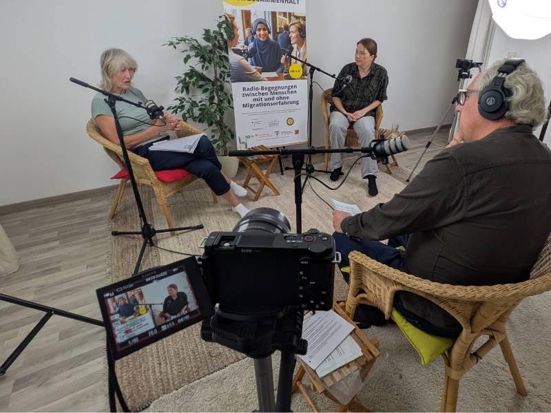 Ines Braunsdorf und Irina Preuß im Gespräch mit Moderator Victor Labra Holzapfel bei einer Interkulturellen Radiobegegnung von SIK e.V.